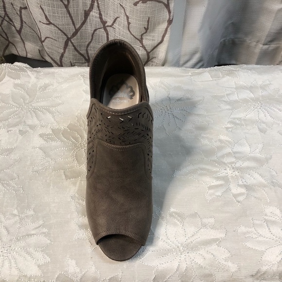Fervid, size 10, grayish/tan cut out ankle boot. - Picture 3 of 5